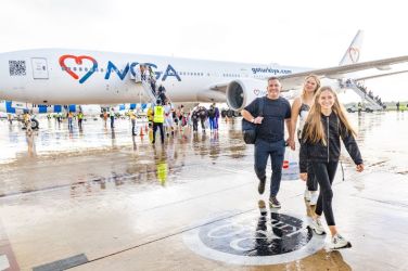 Pasajeros del 1er vuelo de Polonia llegan al Aeropuerto de La Romana.jpg