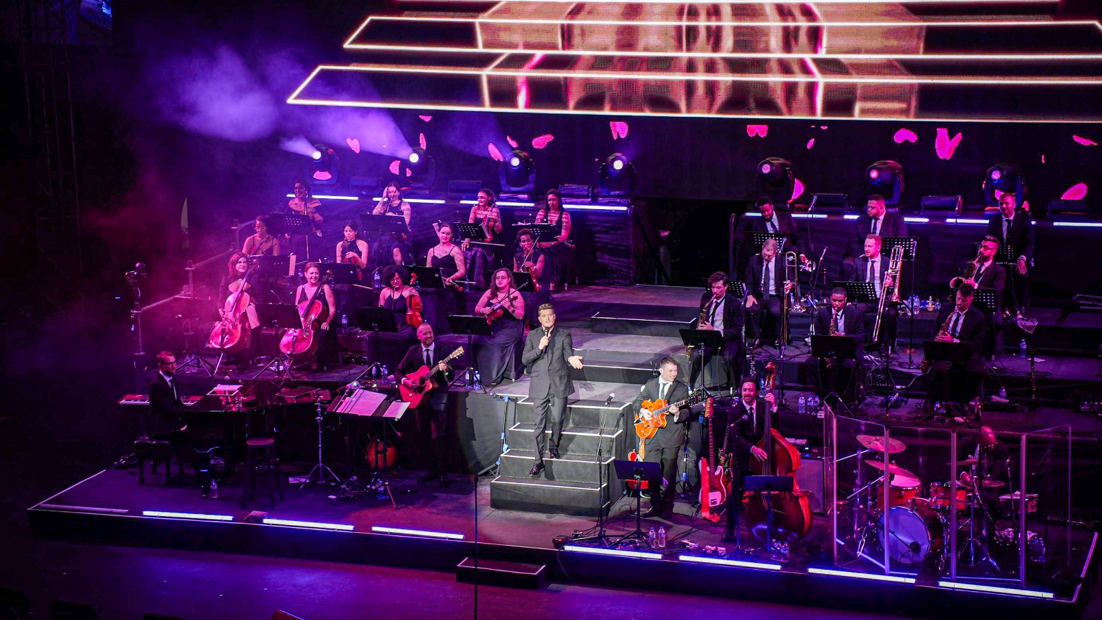 Michael Bublé leaves his mark on his Dominican Republic debut with an unforgettable night at Altos de Chavón.