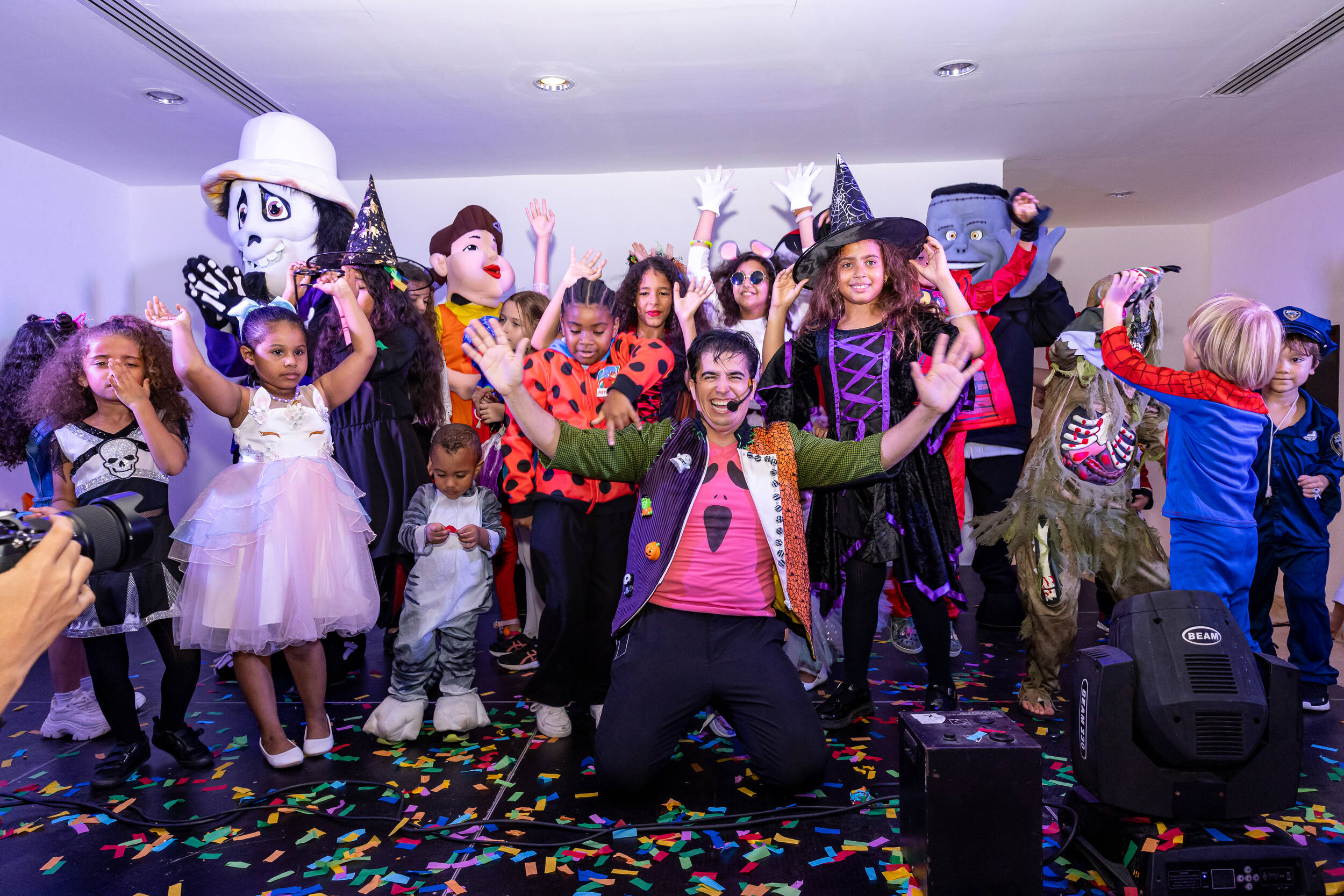 Altos de Chavón celebrates Halloween with its traditional «Trick or Treat» and a fun magic show.