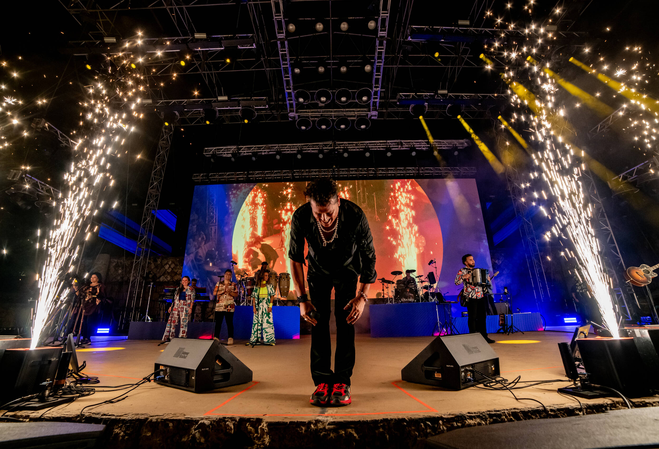 Carlos Vives dressed Altos de Chavón for a party with “El Rock De Mi Pueblo Vive.”