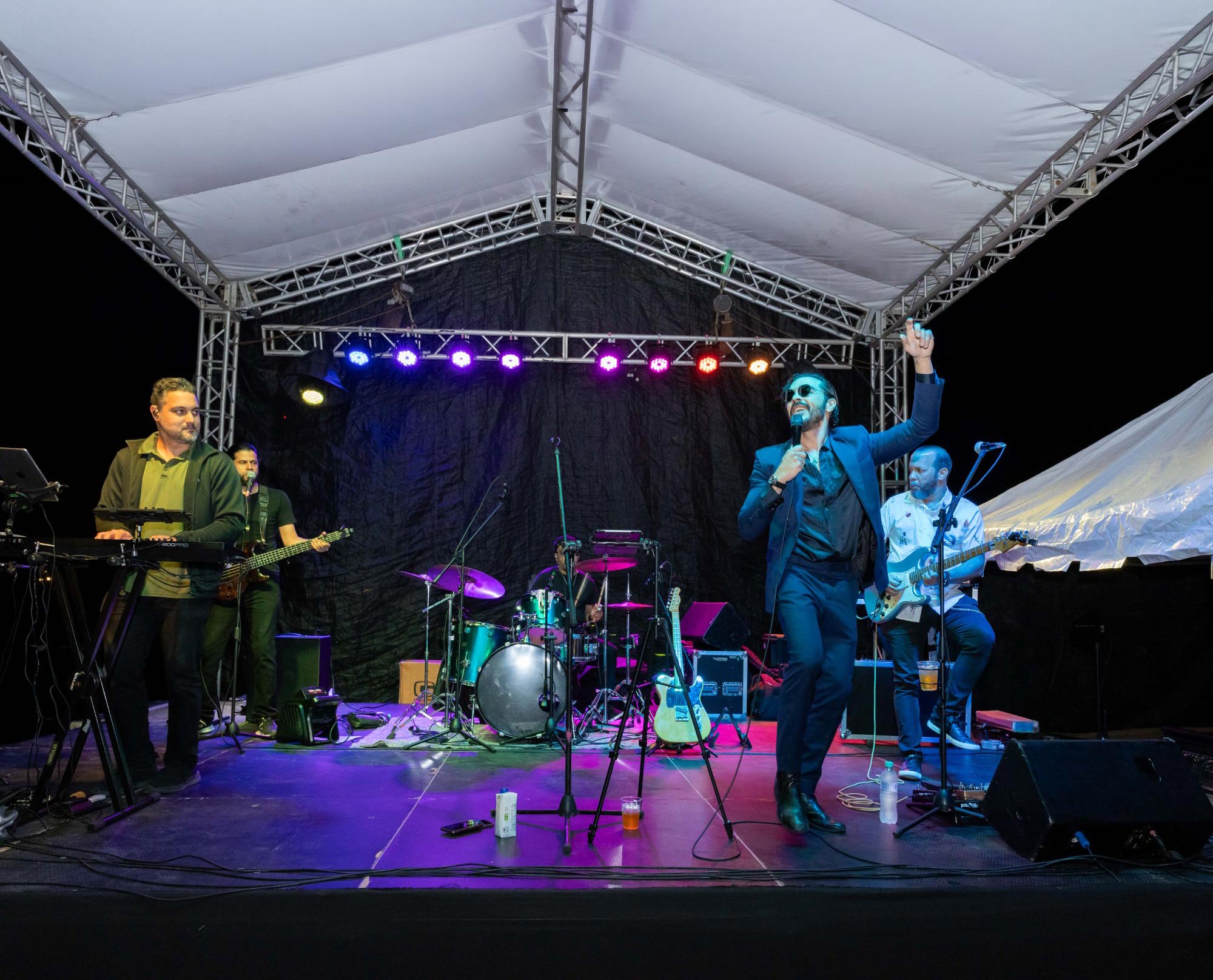 Shalim Ortiz-Goico and Dos/Ventiséis ignited La Marina with an unforgettable Coldplay tribute