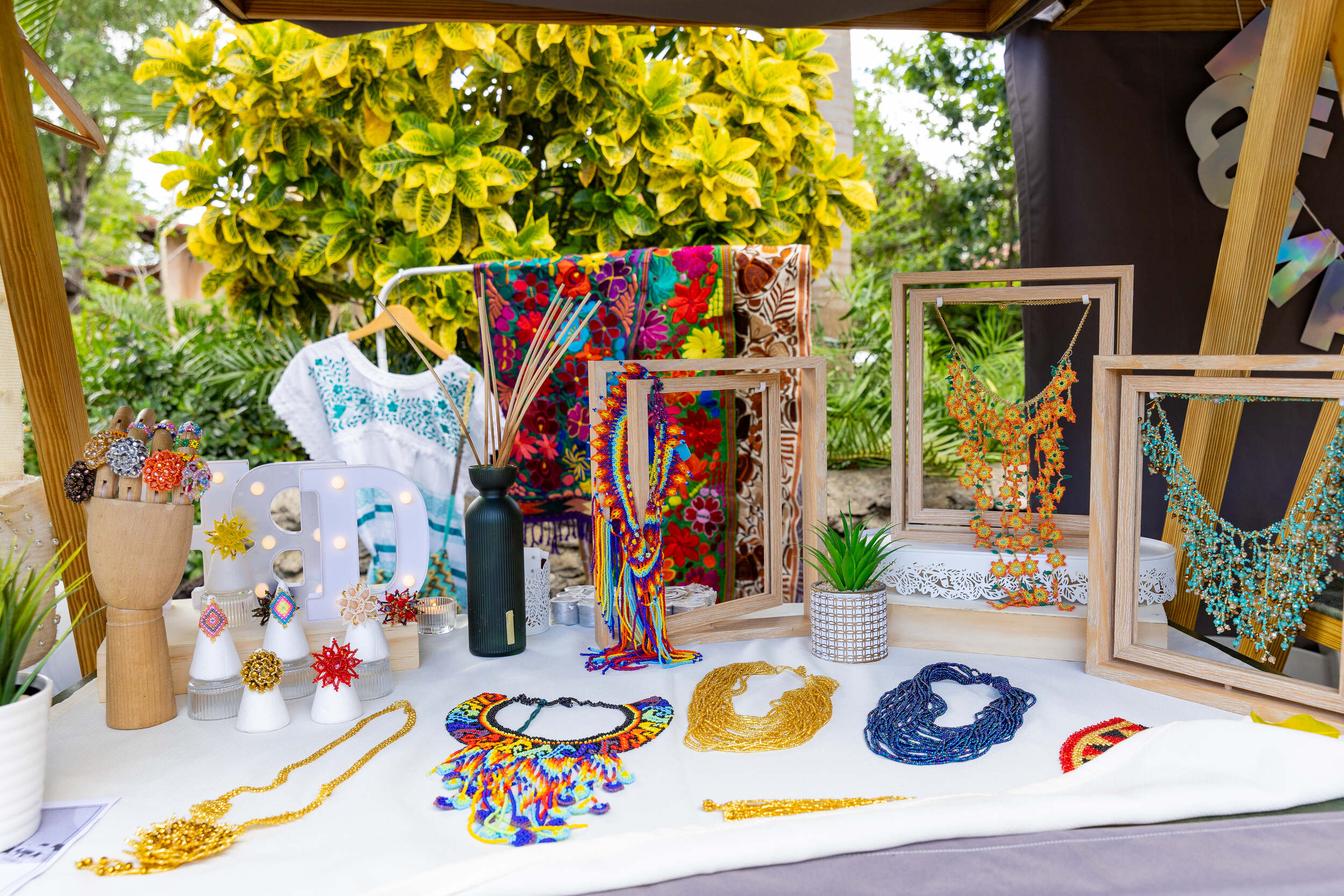 Altos de Chavón Market fills with color and joy