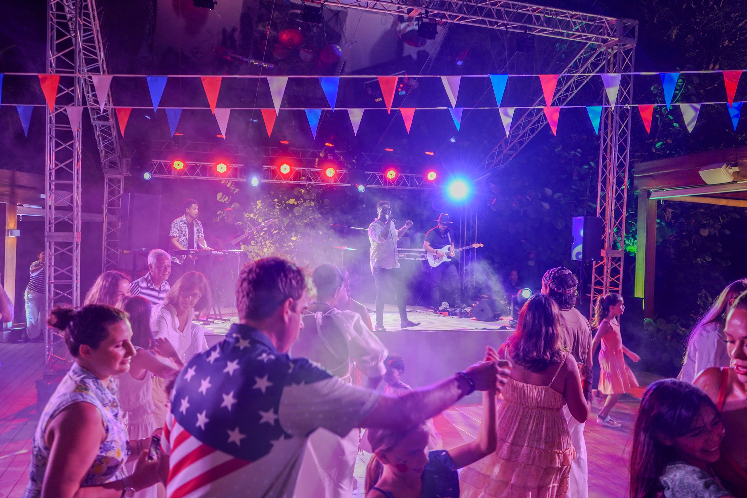 Comunidad de Casa de Campo celebra el 4 de julio en Minitas Beach Club & Restaurant.