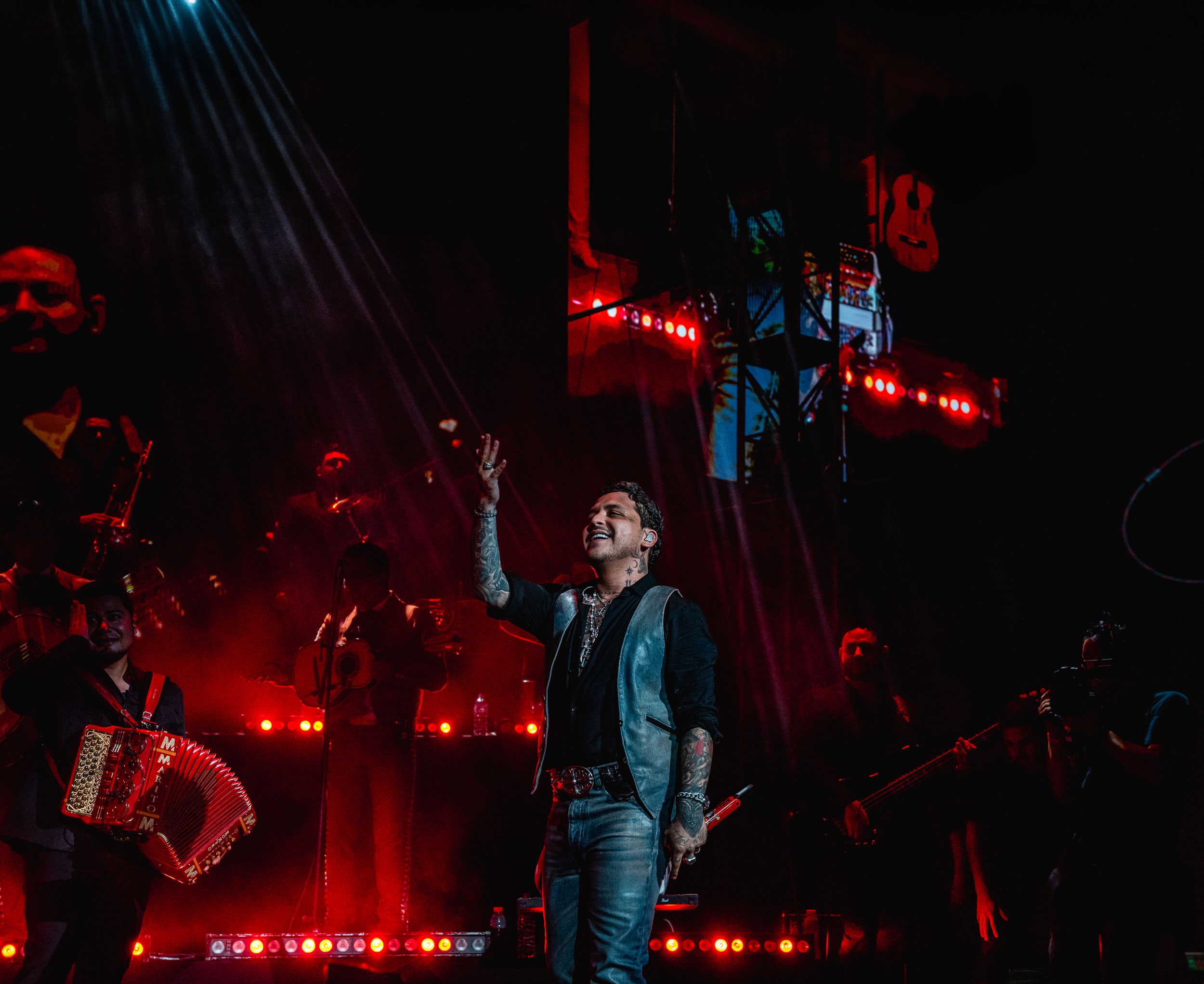 Christian Nodal conquered Altos de Chavón with a night of hats and hits
