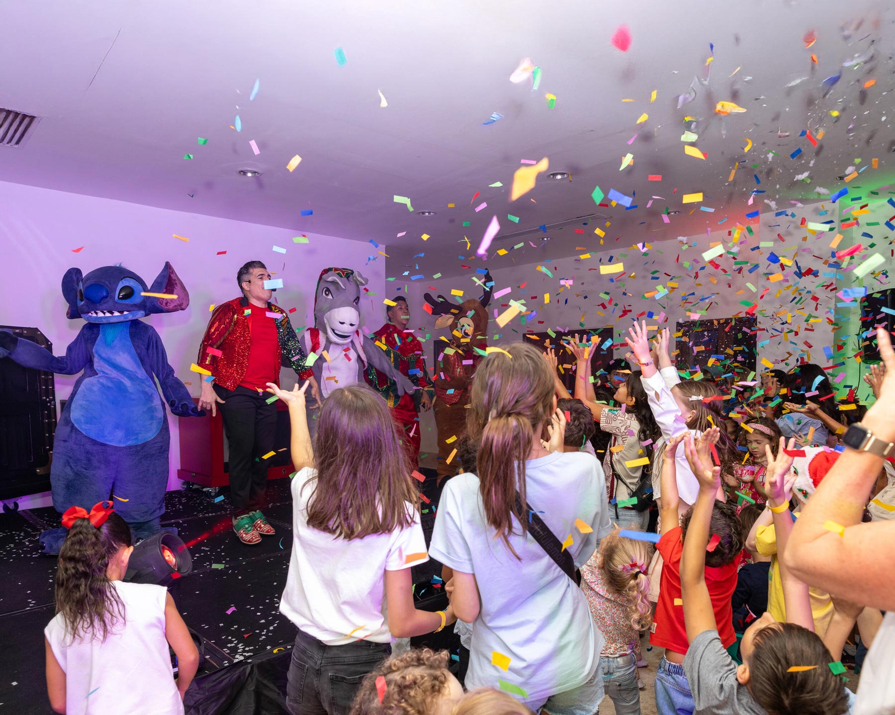 Christmas magic and joy with the Magician Gody's show in Chavón