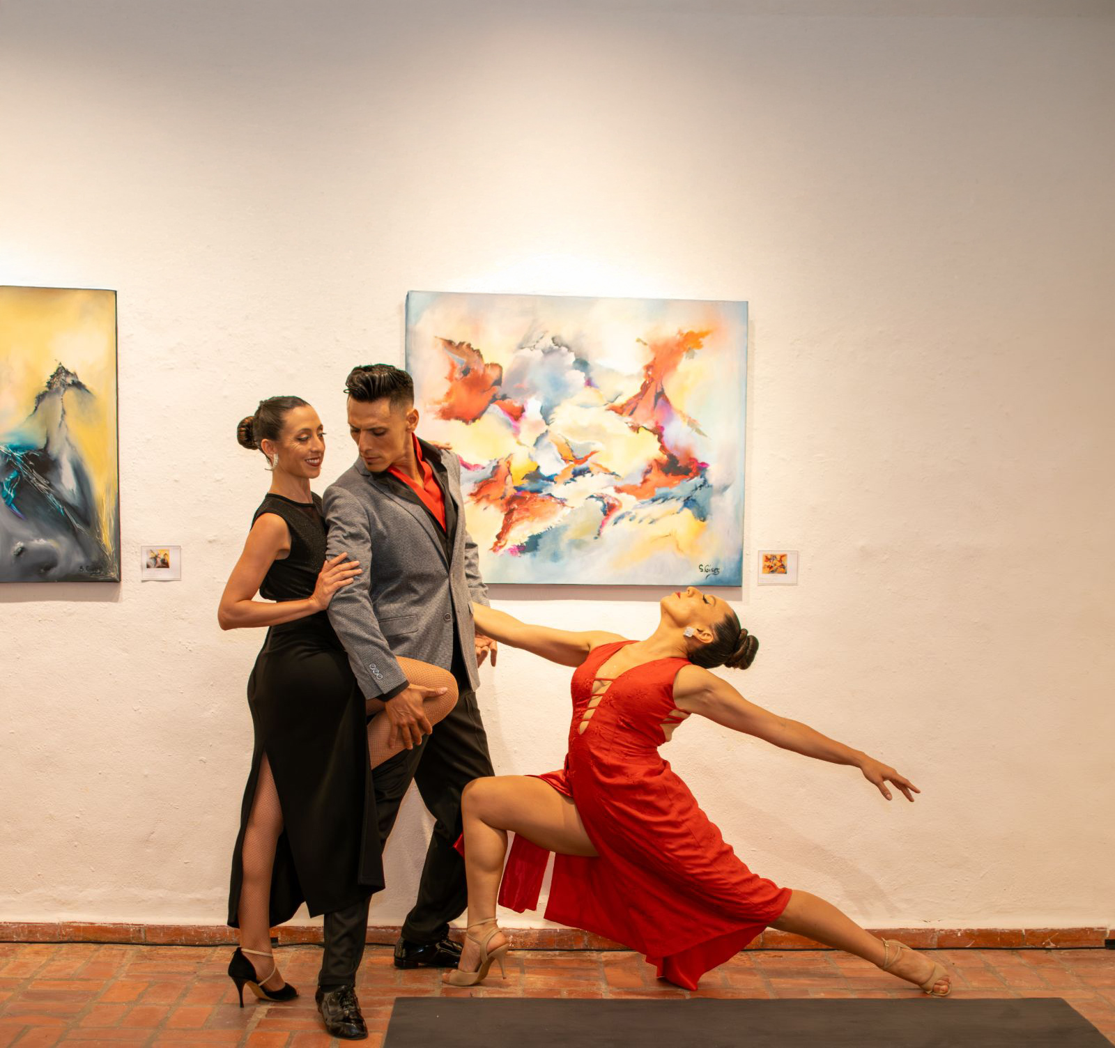 Altos de Chavón celebrated the closing of “Essential Strokes” with a night of art, tango, and Argentine flavors.