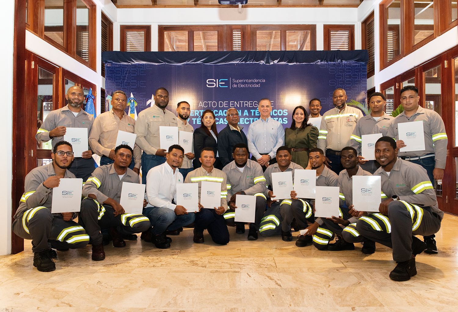Costasur Dominicana impulsa la profesionalización de su personal con certificaciones de la Superintendencia de Electricidad.