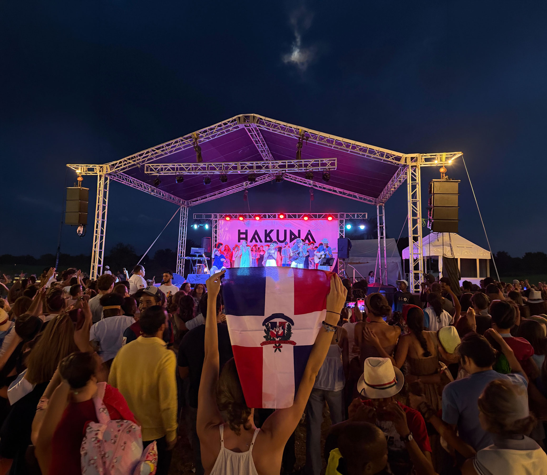 Hakuna Group Music Concluye Misión Internacional en La Romana con Concierto de Adoración